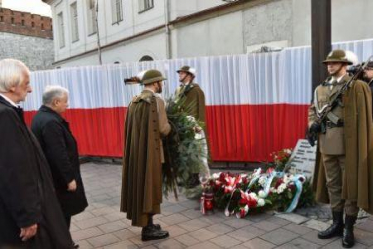 Jarosław Kaczyński składa kwiaty przed Krzyżem Pamięci Narodowej w Krakowie. 18.04.2016. Fot. PAP/Jacek Bednarczyk 