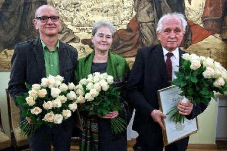 Dariusz Rosiak, Alina Petrowa-Wasilewicz i Stanisław Karnacewicz podczas gali Nagrody im. bp. Chrapka. Fot. PAP/R. Guz 