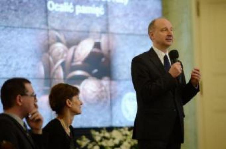 Min. Wojciech Kolarski prowadzi lekcję nt. zbrodni katyńskiej dla uczniów w Pałacu Prezydenckim. Fot. PAP/J. Turczyk 