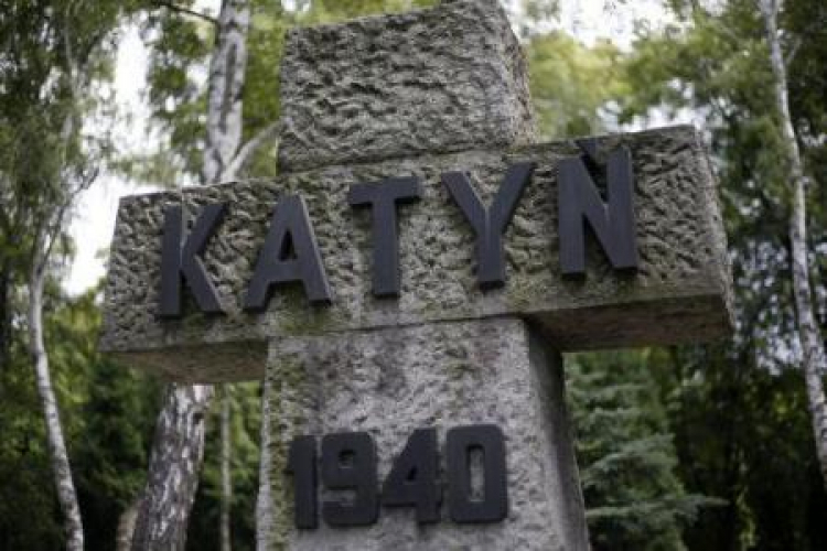Pomnik upamiętniający ofiary Zbrodni Katyńskiej na Cmentarzu Wojskowym na Powązkach. Fot. PAP/L. Szymański 