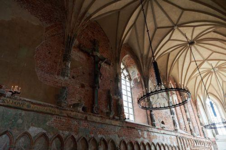  Odbudowane i wyremontowane wnętrze kościoła NMP na Zamku Wysokim w zamku krzyżackim w Malborku. Fot. PAP/A. Warżawa