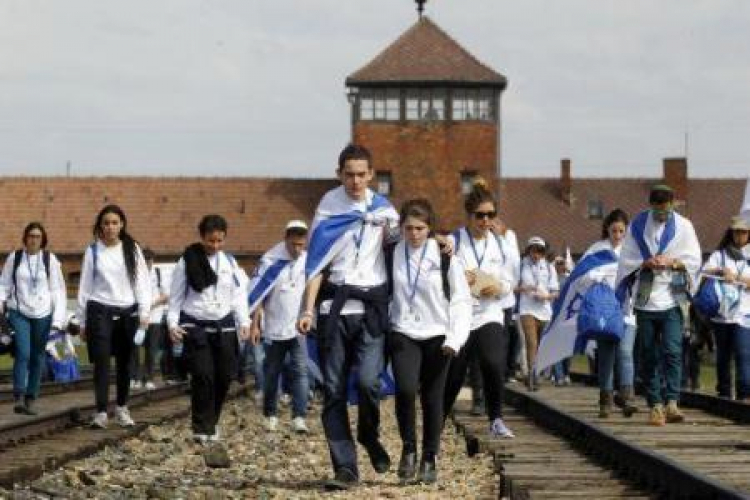 Marsz Żywych na terenie byłego niemieckiego obozu zagłady Auschwitz. Fot. PAP/A. Grygiel