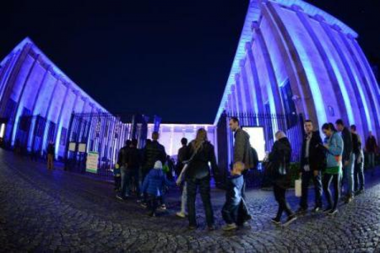 Kolejka do Muzeum Narodowego w Warszawie, podczas Nocy Muzeów. Fot. PAP/J. Turczyk 