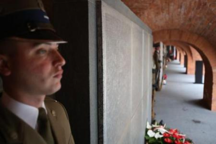 Ceremonia złożenia wieńców i zapalenia zniczy w Epitafium Katyńskim. Fot. PAP/L. Szymański