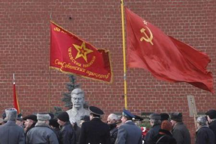 Komuniści rosyjscy przy grobie Stalina na Placu Czerwonym w Moskwie. Fot. PAP/EPA
