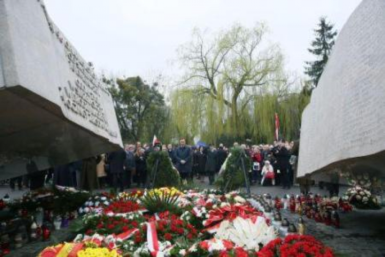 Prezydent złożył wieniec przed pomnikiem Ofiar Katastrofy Smoleńskiej na Wojskowych Powązkach. Fot. PAP/T. Gzell