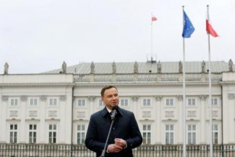 Prezydent Duda podczas uroczystości w 6. rocznicę katastrofy smoleńskiej przed Pałacem Prezydenckim. Fot.PAP/P. Supernak