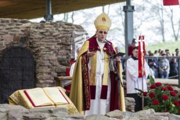 Abp Wojciech Polak podczas uroczystej liturgii z okazji 1050-lecia Chrztu Polski. Ostrów Lednicki. Fot. PAP/B. Jankowski