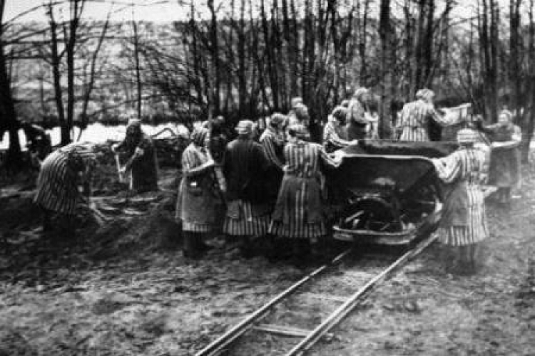 Więźniarki z Ravensbrueck. Źródło: Bundesarchiv (Bild 183-1985-0417-15), na lic. Wikimedia Commons