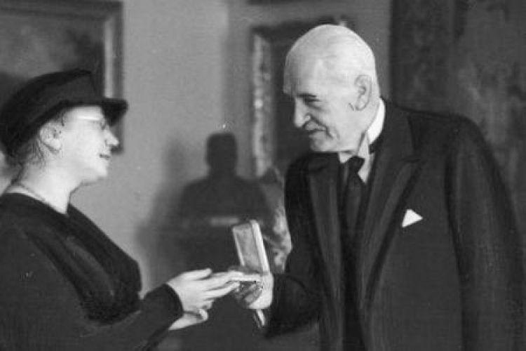 Rossa Bailly odbiera odbiera z rąk prezydenta RP Ignacego Mościckiego odznaczenie. 1936 r. Źródło: NAC