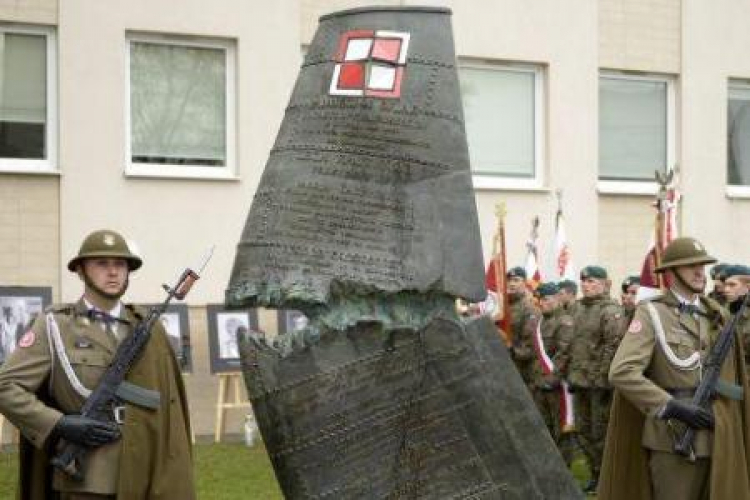 Pomnik w Rzeszowie poświęcony ofiarom katastrofy smoleńskiej związanych z Podkarpaciem. Fot. PAP/D. Delmanowicz 