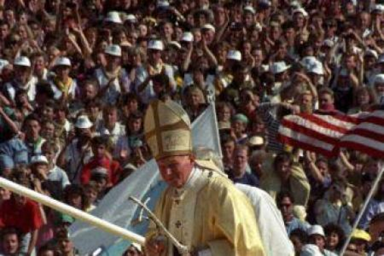Papież Jan Paweł II podczas VI Światowych Dni Młodzieży. Częstochowa, 15.08.1991. Fot. PAP/W. Jabłonowski 