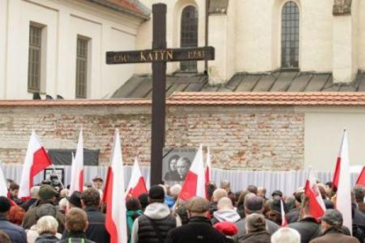Uroczystości w 6. rocznicę katastrofy smoleńskiej przed Krzyżem Katyńskim w Krakowie. Fot. PAP/S. Rozpędzik 