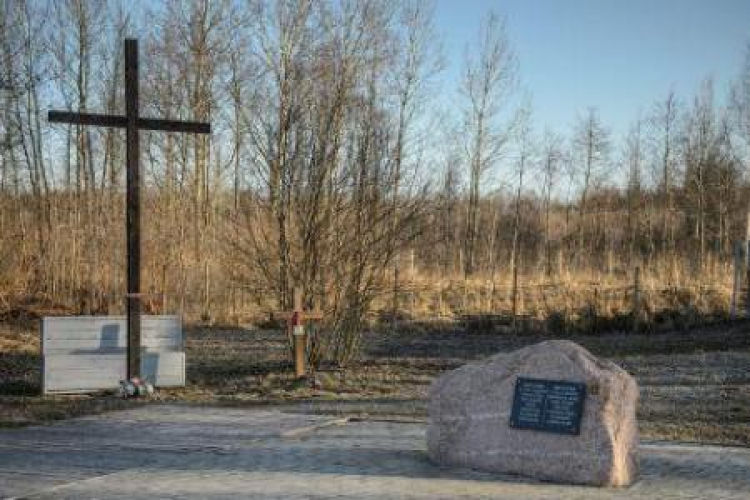 Krzyż i pamiątkowy obelisk na miejscu katastrofy samolotu prezydenckiego Tu-154M w Smoleńsku. Fot. PAP/W. Pacewicz 