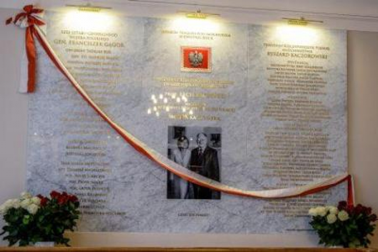 Uroczystość odsłonięcia w siedzibie MON tablicy upamiętniającej ofiary katastrofy smoleńskiej. Fot. PAP/M. Obara 