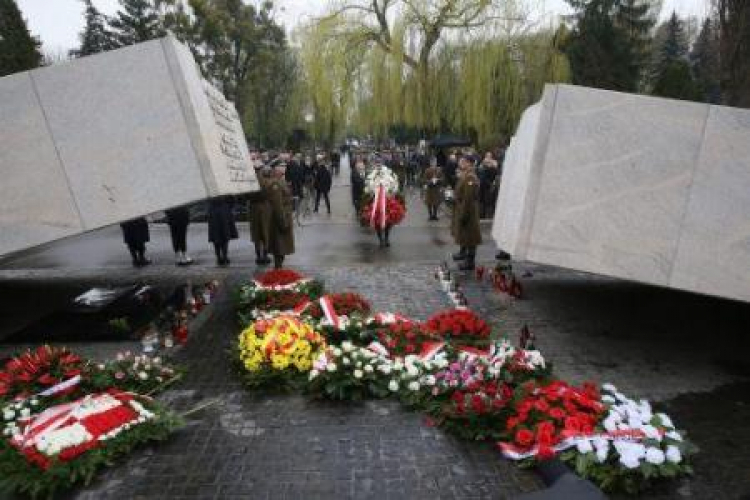 Uroczystości na Powązkach przed pomnikiem Ofiar Katastrofy Lotniczej pod Smoleńskiem. 10.04.2016. Fot. PAP/T. Gzell