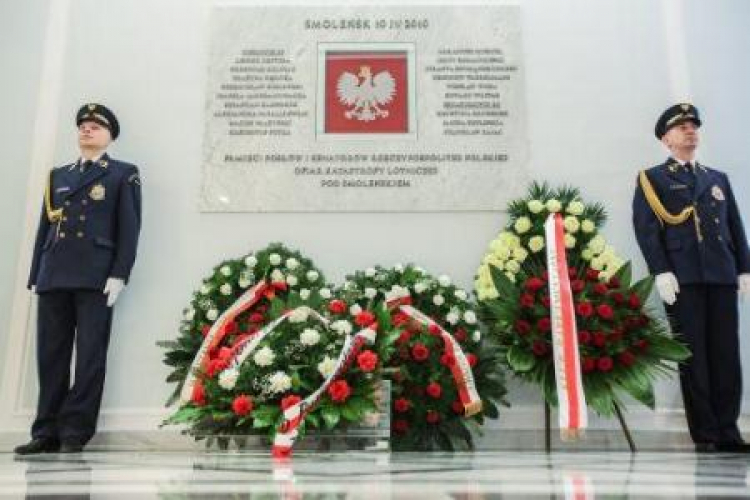 Wieńce przed tablicą upamiętniającą parlamentarzystów, którzy zginęli w katastrofie smoleńskiej. Fot. PAP/L. Szymański