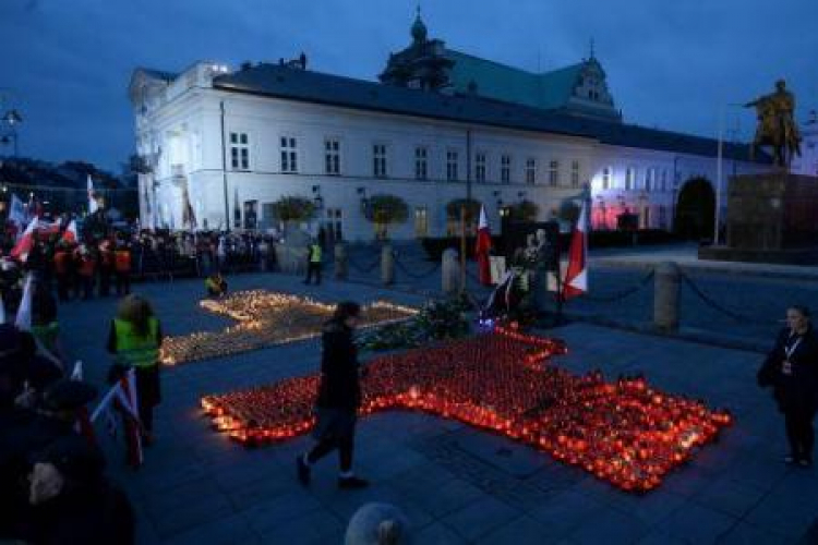 Znicze przed Pałacem Prezydenckim w 6. rocznicę katastrofy smoleńskiej. Fot. PAP/B. Zborowski 