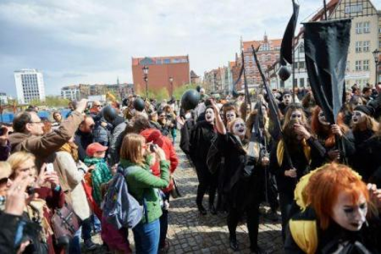 Happening Teatru Szekspirowskiego w Gdańsku - kondukt żałobny złożony z 400 płaczek. Fot. PAP/A. Warżawa Happening Teatru Szekspirowskiego w Gdańsku - kondukt żałobny złożony z 400 płaczek. Fot. PAP/A. Warżawa
