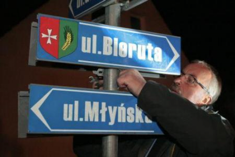 Wójt gminy Krzeszyce S. Peczkajtis demontuje tabliczki z nazwą ul. Bieruta. Rudnica, 17.02.2015. Fot. PAP/L. Muszyński 