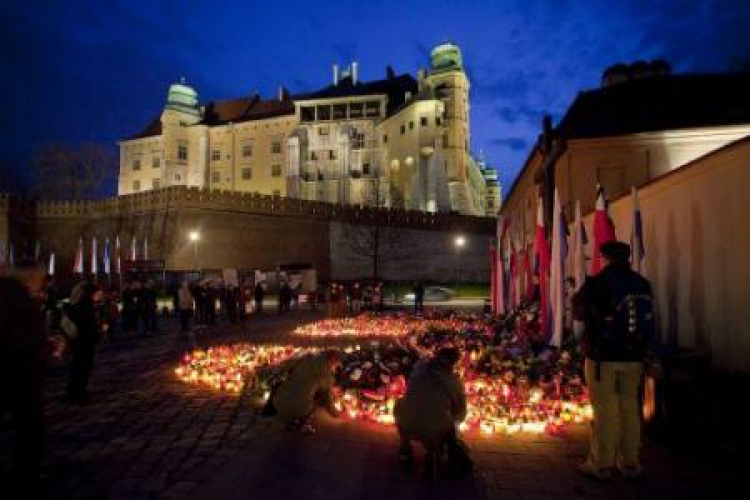 Znicze i warta harcerzy przy Krzyżu Katyńskim po katastrofie w Smoleńsku. Kraków, 16.04.2010. Fot. PAP/J. Ochoński