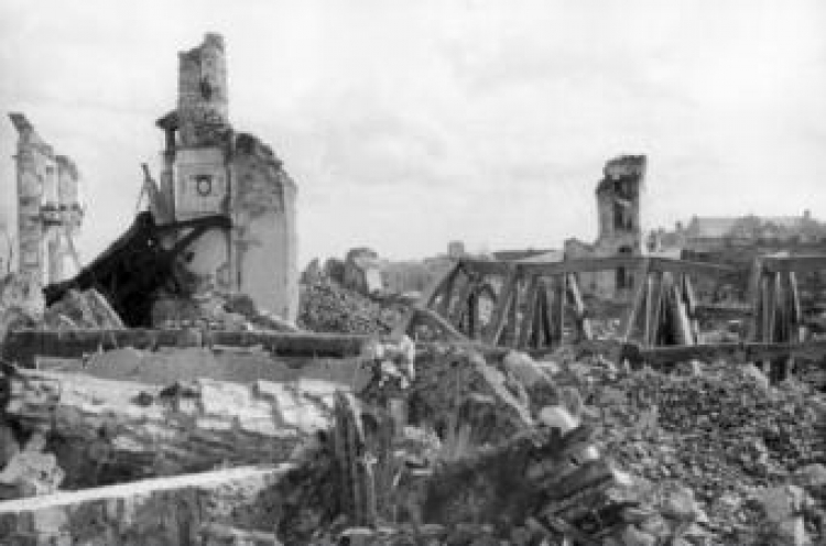 Ruiny Zamku Królewskiego w 1945. Widoczny fragment ściany  Sali Wielkiej. Źródło: Zamek Królewski w Warszawie