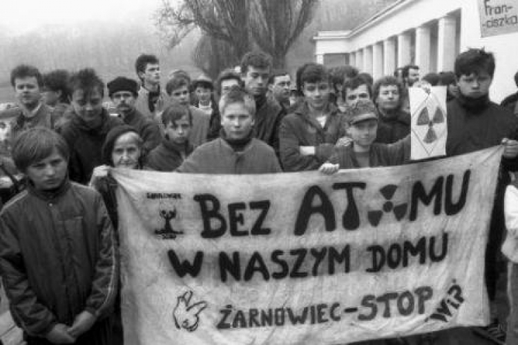 Manifestacja ekologiczna przeciwko budowie elektrowni jądrowej w Żarnowcu. Gdańsk, 1989.04.22. Fot. PAP/S. Kraszewski