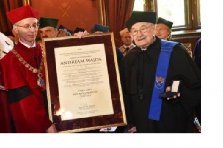Andrzej Wajda odbiera wyróżnienie „Plus ratio quam vis”. Fot. PAP/J. Bednarczyk Andrzej Wajda odbiera wyróżnienie „Plus ratio quam vis”. Fot. PAP/J. Bednarczyk