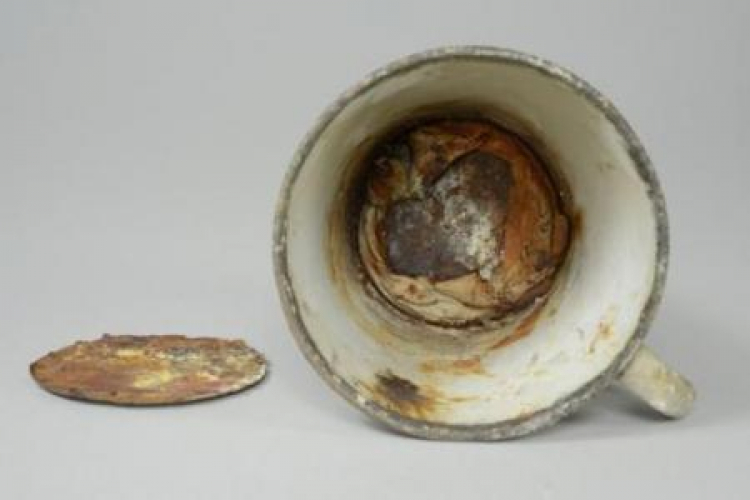 Biżuteria znaleziona w kubku ofiary Auschwitz. Fot. Muzeum Auschwitz