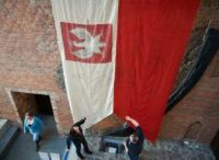Nowy eksponat Narodowego Muzeum Morskiego w Gdańsku, bandera Polskiej Marynarki Wojennej. Fot. PAP/A. Warżawa