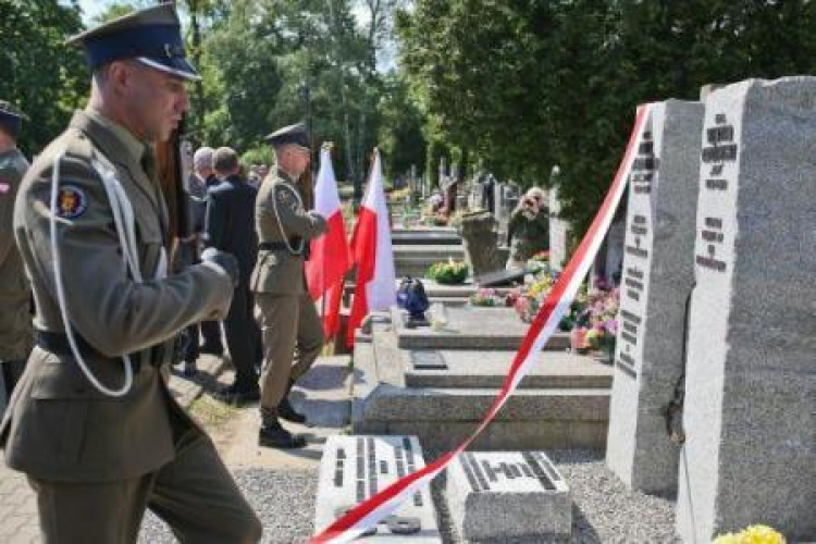 Pomnik Cichociemnych odsłonięto na warszawskim Cmentarzu Bródnowskim. Fot. PAP/R. Guz