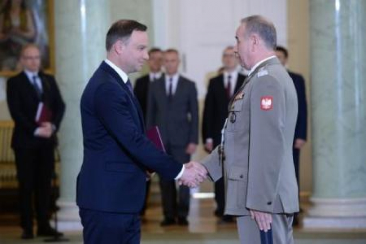 Prezydent A. Duda wręcza akt mianowania na szefa Sztabu Generalnego WP gen. M. Gocułowi. Fot. PAP/J. Turczyk