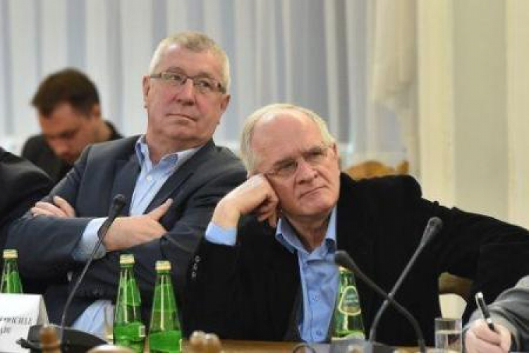 Szef KRRiT Jan Dworak i wicemin. kultury Krzysztof Czabański podczas wysłuchania nt. ustawy medialnej. PAP/R. Pietruszka Szef KRRiT Jan Dworak i wicemin. kultury Krzysztof Czabański podczas wysłuchania nt. ustawy medialnej. PAP/R. Pietruszka