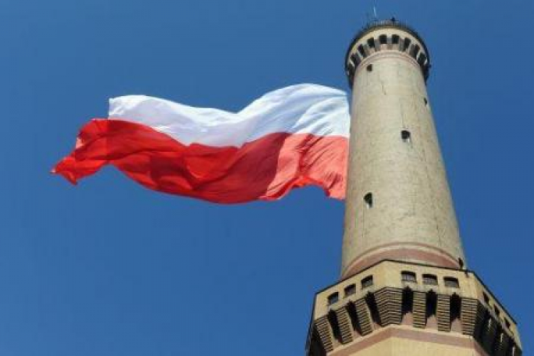 Pięćsetmetrowa flaga zawisła na latarni morskiej w Świnoujściu. Fot. PAP/M. Bielecki