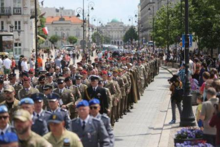 Przemarsz ulicami Warszawy uczestników uroczystości Dnia Weterana. Fot. PAP/L. Szymański