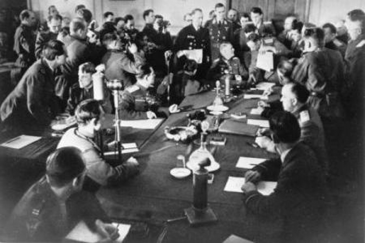 Feldmarszałek Wilhelm Keitel podpisuje akt bezwarunkowej kapitulacji Niemiec. Berlin, 1945.05.08. Fot. PAP/CAF/APN 