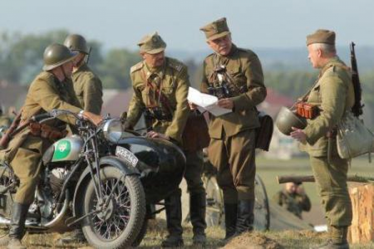 Inscenizacja bitwy pod Mławą z września 1939 r. Uniszki Zawadzkie, 31.08.2013. Fot. PAP/T. Waszczuk