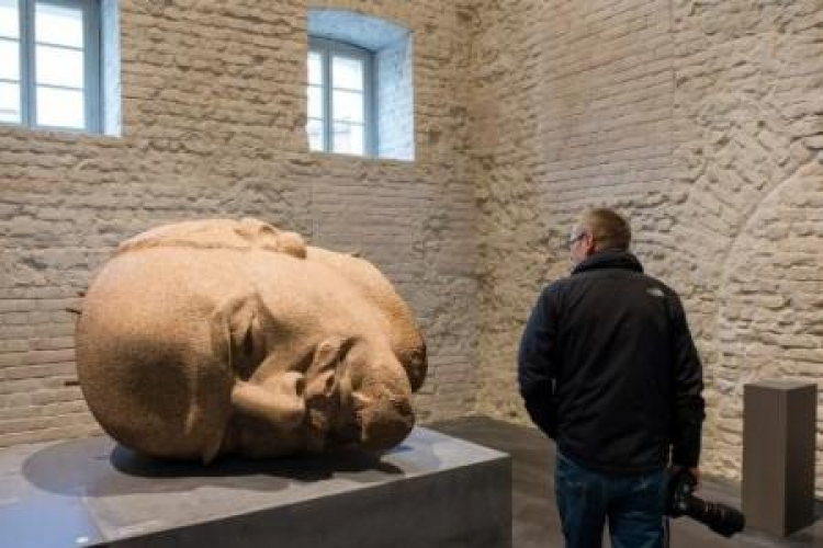 Granitowa głowa Lenina, będąca fragmentem pomnika w Berlinie Wschodnim. Fot. PAP/EPA