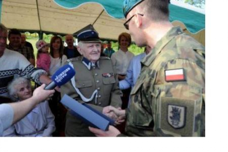 Andrzej Kiszka ps. Dąb z żoną Mirosławą i płk Tomasz Piotrowski. Fot. PAP/M. Bielecki