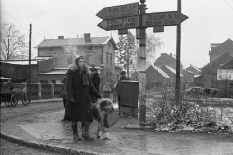 Kobieta na spacerze w Morągu 1948 r. Fot. PAP