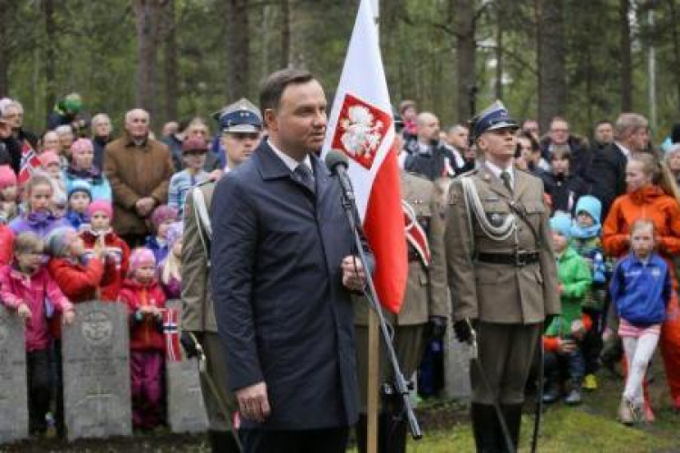 Prezydent Andrzej Duda podczas uroczystości na cmentarzu w Hakvik. 25.05.2016. Fot. PAP/P. Supernak 