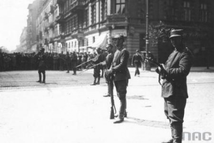 Przewrót majowy - posterunek wojskowy na rogu ulic Marszałkowskiej i Nowogrodzkiej. Warszawa, maj 1926 r. Fot. NAC