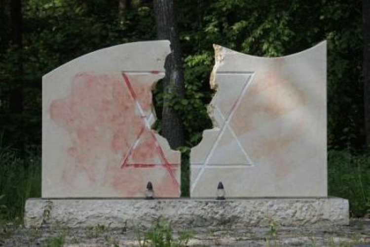 Zdewastowany pomnik na cmentarzu żydowskim w Rajgrodzie. Fot. PAP/A. Reszko
