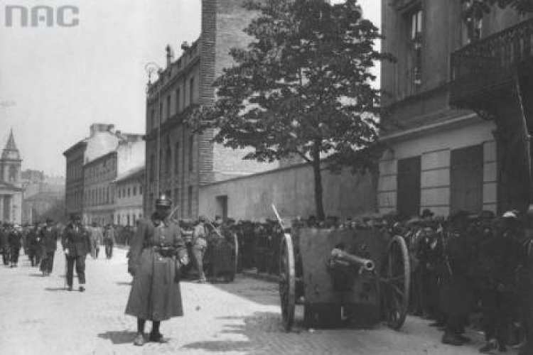 Zamach majowy. Stanowisko artylerii na ulicy Mokotowskiej w Warszawie. Źródło: NAC. 