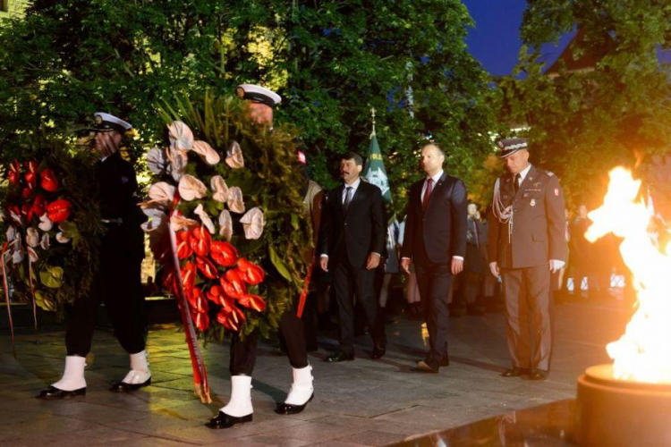 Prezydent RP i prezydent Węgier składają kwiaty podczas obchodów 60. rocznicy Czerwca ’56. Fot. PAP/J. Kaczmarczyk
