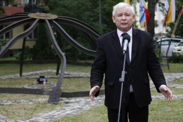 Prezes PiS podczas uroczystości przed pomnikiem Ofiar Wielkiej Synagogi w Białymstoku. 27.06.2016. Fot. PAP/A. Reszko