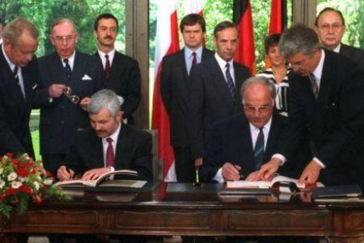 Premier Jan Krzysztof Bielecki i kanclerz Helmut Kohl podpisują Traktat o dobrym sąsiedztwie. Bonn, 17.06.1991. Fot. PAP