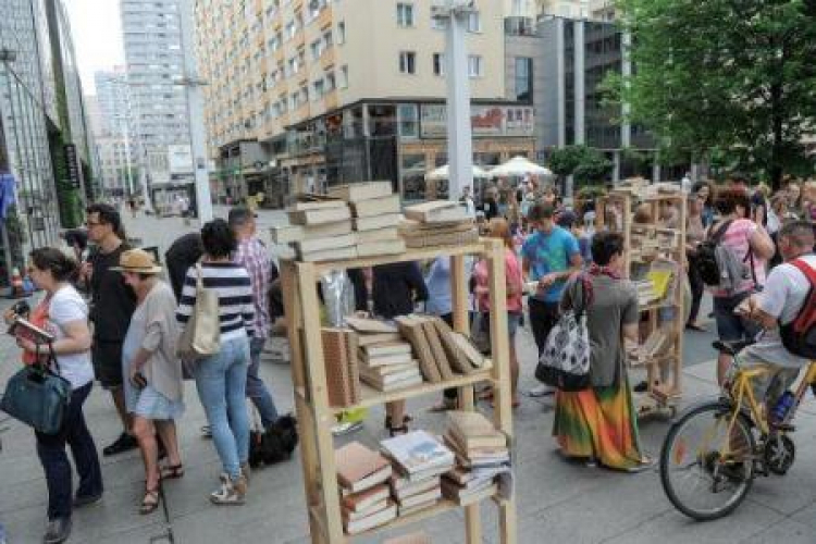 Akcja czytania zorganizowana w ramach Big Book Festivalu. 2015 r. Fot. PAP/M. Obara 