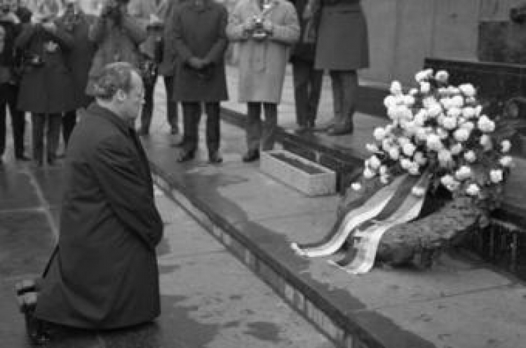 Kanclerz W. Brandt przed Pomnikiem Bohaterów Getta w Warszawie. Fot. PAP/S. Czarnogórski Kanclerz W. Brandt przed Pomnikiem Bohaterów Getta w Warszawie. Fot. PAP/S. Czarnogórski