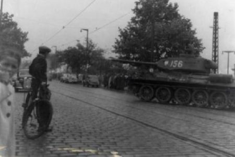 Poznański Czerwiec 1956 - czołgi przed dworcem głównym PKP. Źródło: IPN